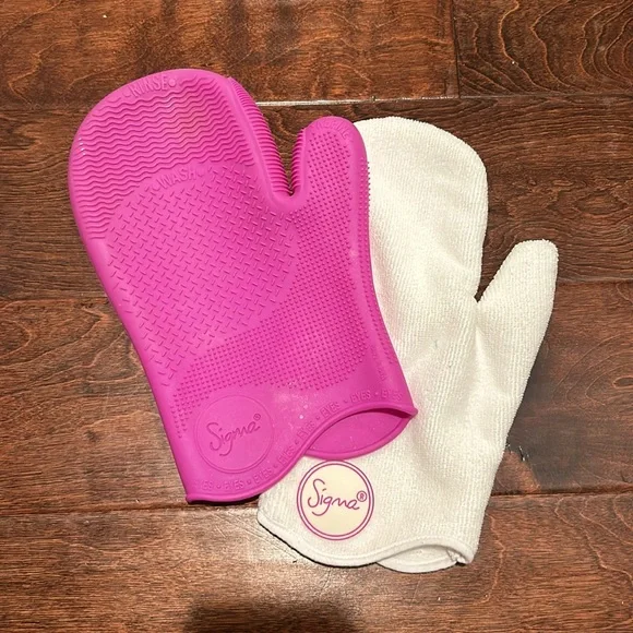 Sigma Makeup Brush Cleaner Glove - Picture 3 of 12